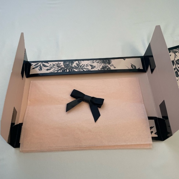 Victoria's Secret Gift Box-Tissue Paper-Bow Pink Black Floral New in Packaging - Picture 2 of 4